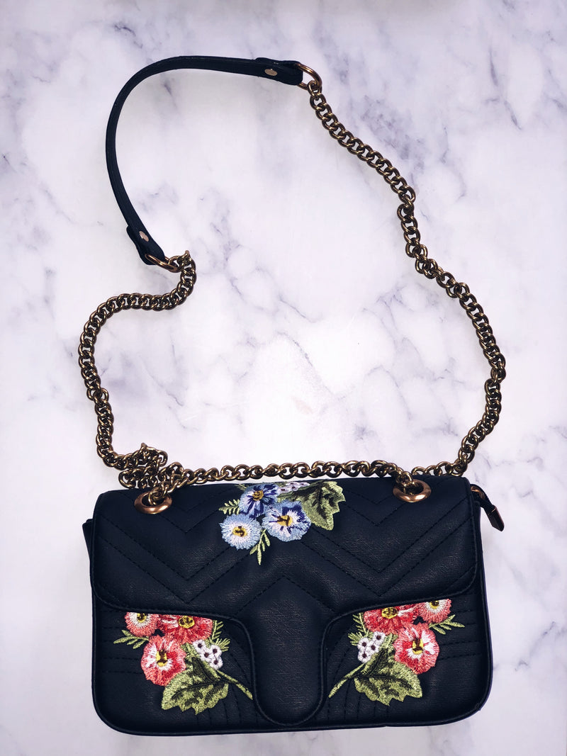 Add this perfect staple to your handbag collection with our La Fleur Cross Body Bag. This purse is embroidered with beautiful spring time flowers and includes a chain linked strap. || This item is final sale. || No exchanges or returns.